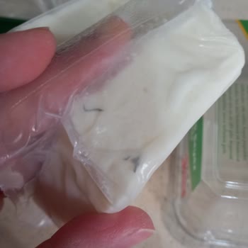 Kapalı Paket Ekici Peynirde Tanımlanamayan Siyah Madde Şoku