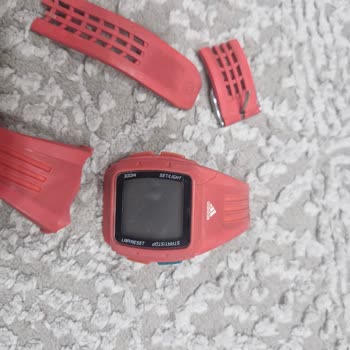 Saat & Saat Adidas Saatlerin Kordonları Kısa Sürede Çatladı, Kalitesiz Ürün