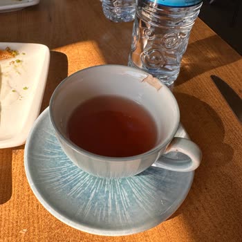 Kırık Fincan Ve Bayat Ürünler Nedeniyle Hayal Kırıklığı