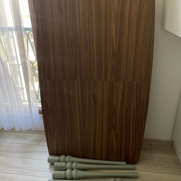 Eksik Montaj Vidaları Nedeniyle Kullanılamayan Yemek Masası