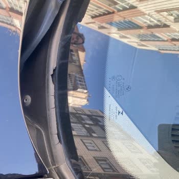 BMW 118i Ön Cam Ve Kapı Fitilleri Güneşte Parçalanıyor Ses Alıyor