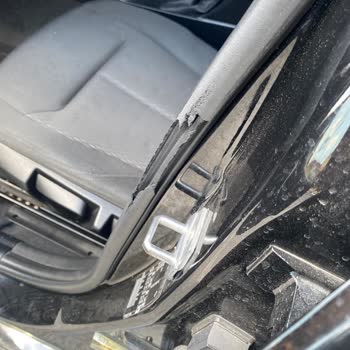 BMW 118i Ön Cam Ve Kapı Fitilleri Güneşte Parçalanıyor Ses Alıyor