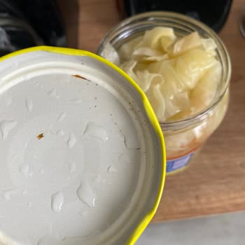 Aldığım Turşunun İçinden Şüpheli Maddeler Çıktı