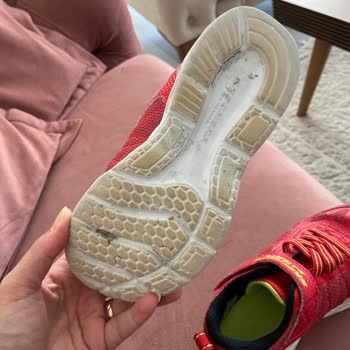 Kapalı Alanda Az Kullanılan Skechers Ayakkabısı 8 Ayda Parçalandı