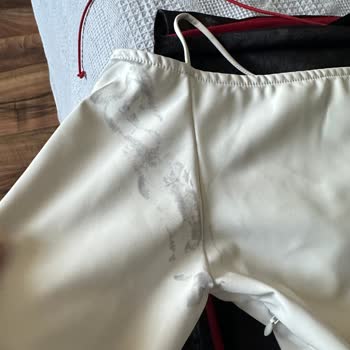 Keikei Yeni Alınan Elbisede Beklenmedik Siyah Lekeler Oluştu