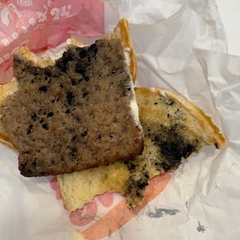 Yanık Köfte Burger Nasıl Servis Edildi