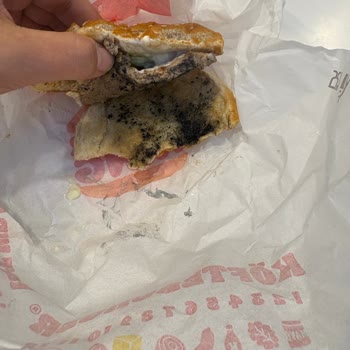 Yanık Köfte Burger Nasıl Servis Edildi