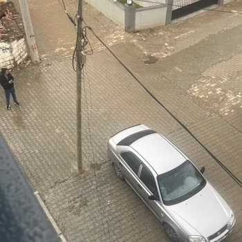Tehlikeli Ve Bakımsız Kablolar İçin Acil Çözüm Bekliyoruz