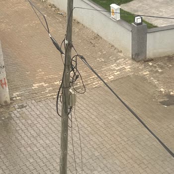 Tehlikeli Ve Bakımsız Kablolar İçin Acil Çözüm Bekliyoruz