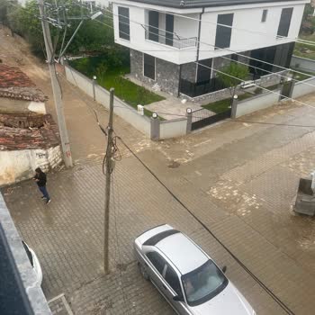 Tehlikeli Ve Bakımsız Kablolar İçin Acil Çözüm Bekliyoruz