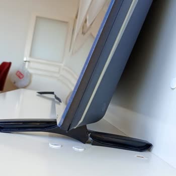 Sunny Televizyonun Ayakları Durduğu Yerde Kırıldı Garanti Karşılamıyor