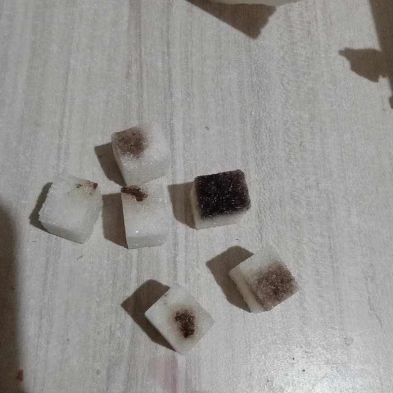 Kesme Şeker İçerisinde Yanık Ve Sağlıksız Ürünler