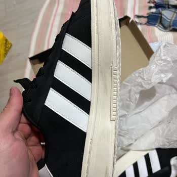 Kullanılmış Ayakkabı Gönderimi Ve Yırtık Kargo Kutusu Şoku