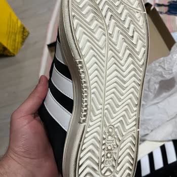 Kullanılmış Ayakkabı Gönderimi Ve Yırtık Kargo Kutusu Şoku