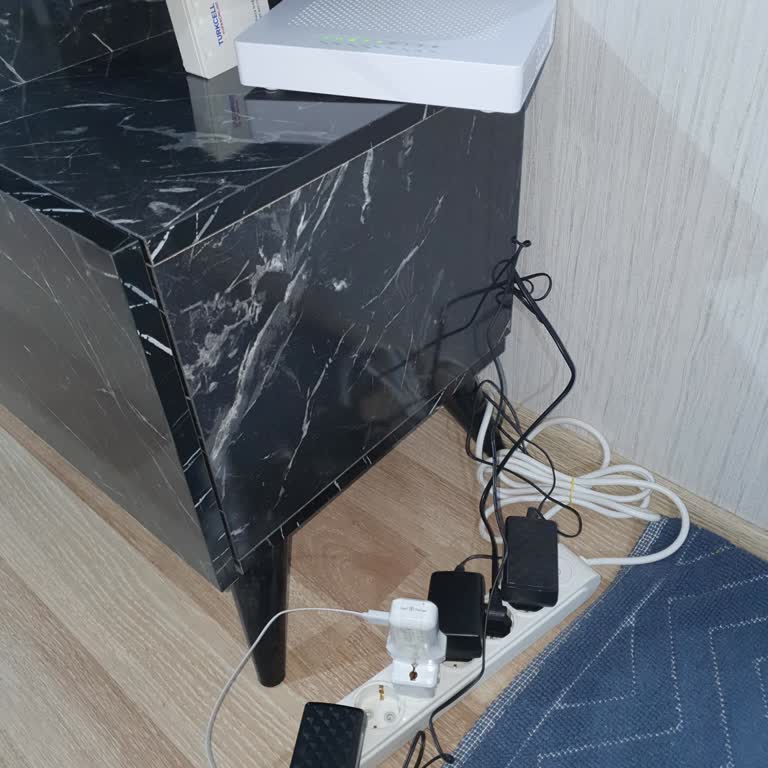 Gereksiz Cihaz Ve Adaptör Yığınıyla Yaşamaya Zorlanmak