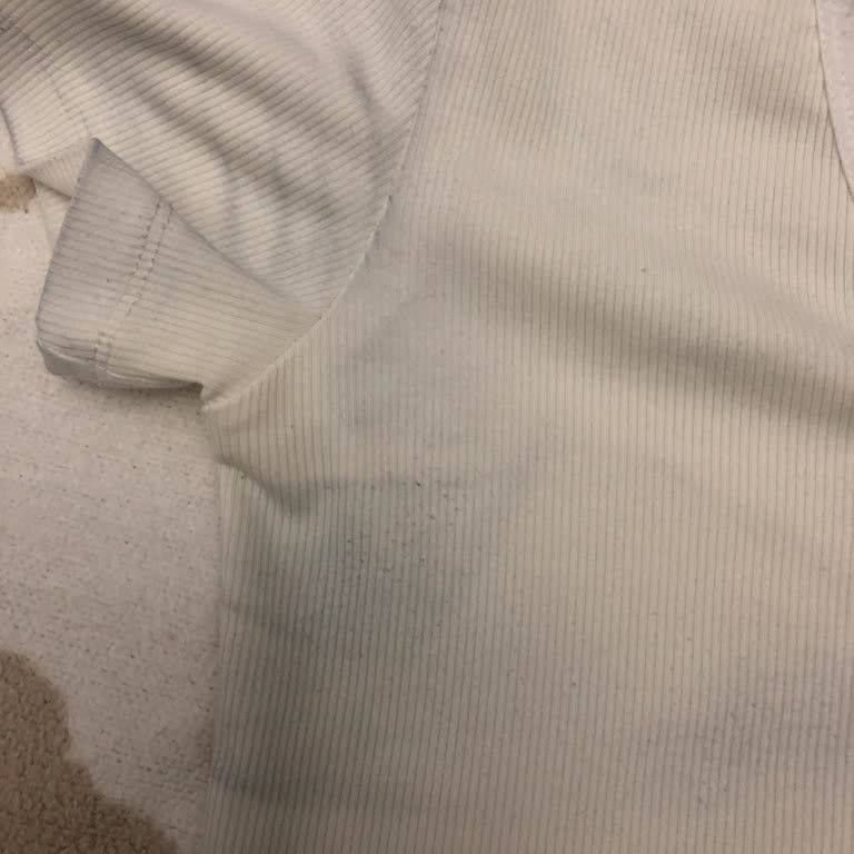 Siyah Gömlek Renk Veriyor, Mağaza Çözüm Sunmuyor