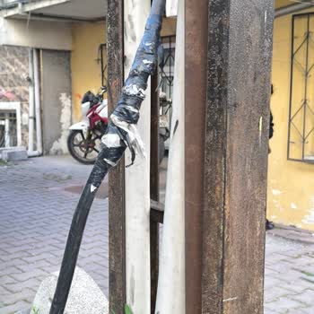 Boğaziçi Elektrik - Bedaş Açıkta Kalan Elektrik Kablosu Çocuklar İçin Tehlike Saçıyor