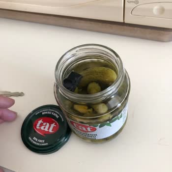 Tat Turşu Kavanozundan Çıkan Plastik Parça İle Hayal Kırıklığı