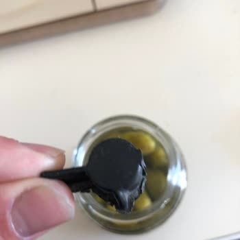 Tat Turşu Kavanozundan Çıkan Plastik Parça İle Hayal Kırıklığı