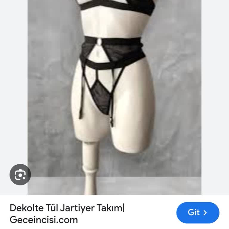 Mağaza Vitrinindeki Uygunsuz Giyimli Mankenlerden Rahatsızlık Ve İlgisizlik