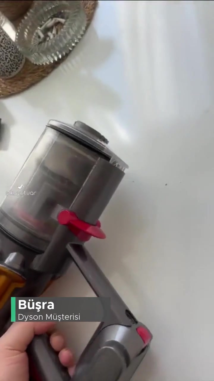Dyson V12 Süpürgem Kirli Hazne Kapağı Tam Kapanmıyor Ve Tozları Döküyor! videonun kapak resmi