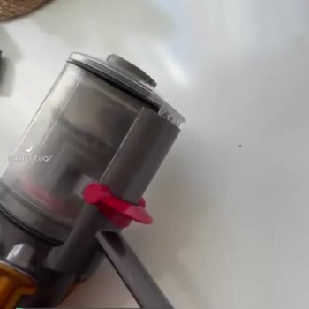 Dyson V12 Süpürgem Kirli Hazne Kapağı Tam Kapanmıyor Ve Tozları Döküyor!