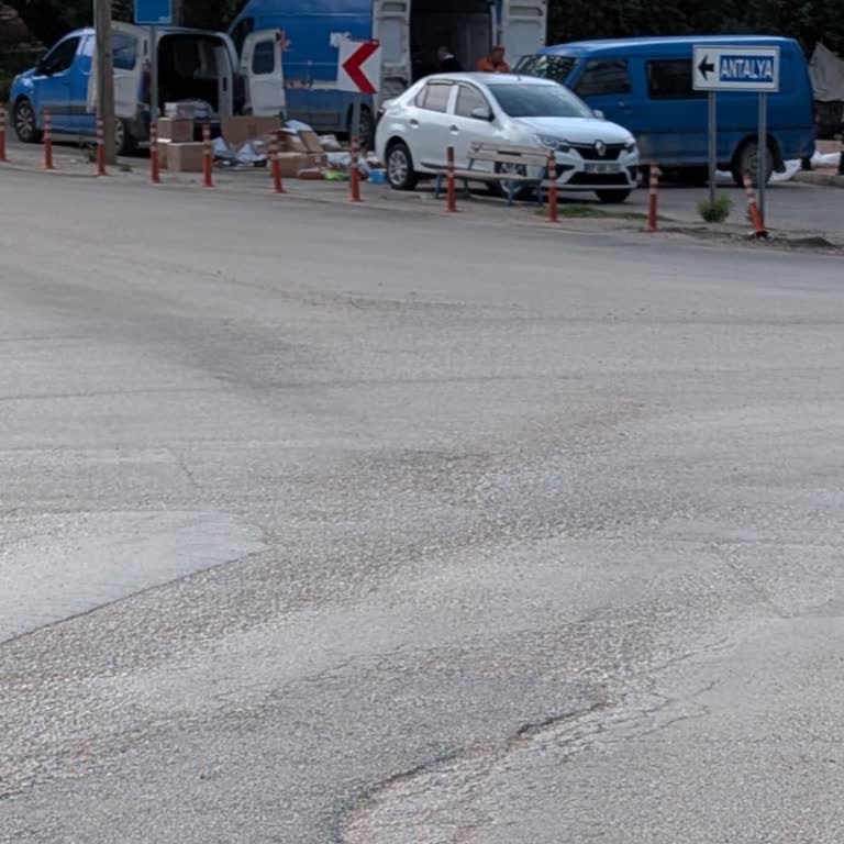 MNG Kargo Paketleri Boş Araziye Fırlatıyor, Kargolar Hasar Görüyor