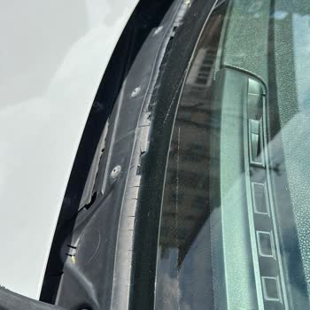 BMW Ön Cam Fitili Kendi Kendine Parçalandı, Değişim Talebim Var