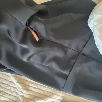 Armine Fermuarı Yırtık Ve Güvenlik Kilitli Elbise Gönderildi, Çözüm Sunulmadı