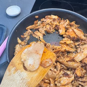 Banvit Pişmiş Dönerde Çiğ Tavuk Parçalarıyla Karşılaştım