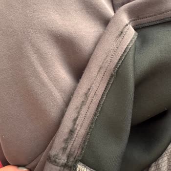 Bir Giymede Deforme Olan Eşofman Ve Yetersiz Mağaza Çözümü