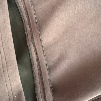 Bir Giymede Deforme Olan Eşofman Ve Yetersiz Mağaza Çözümü