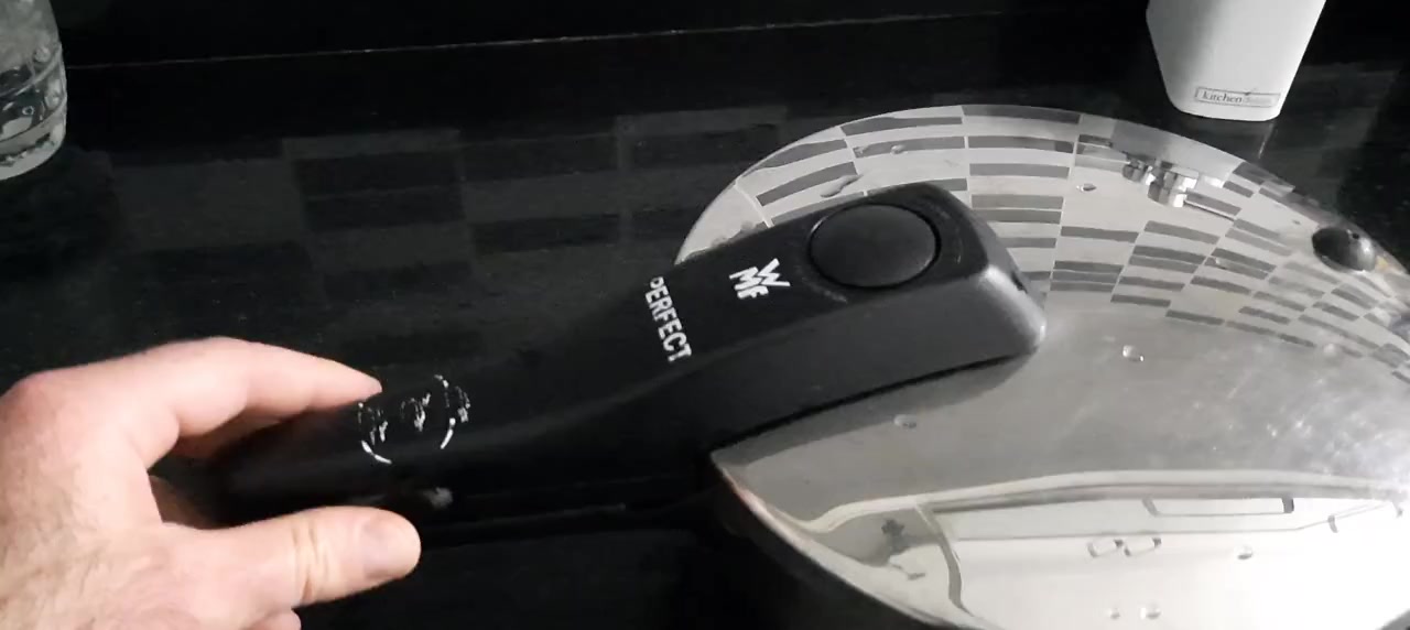 WMF Perfect Schnellkochtopf lässt sich nach dem Kochen nicht öffnen und verursacht laute Geräusche Videovorschaubild