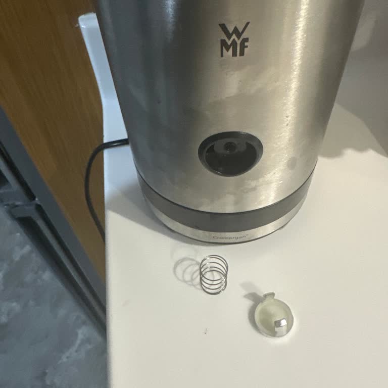 WMF Kitchenminis Smoothie To Go Blender nach zwei Anwendungen defekt
