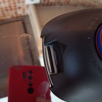 WMF Perfect Plus Doppelschnellkochtopf leitet Dampf über den Griff ab und weist Flecken am Boden auf