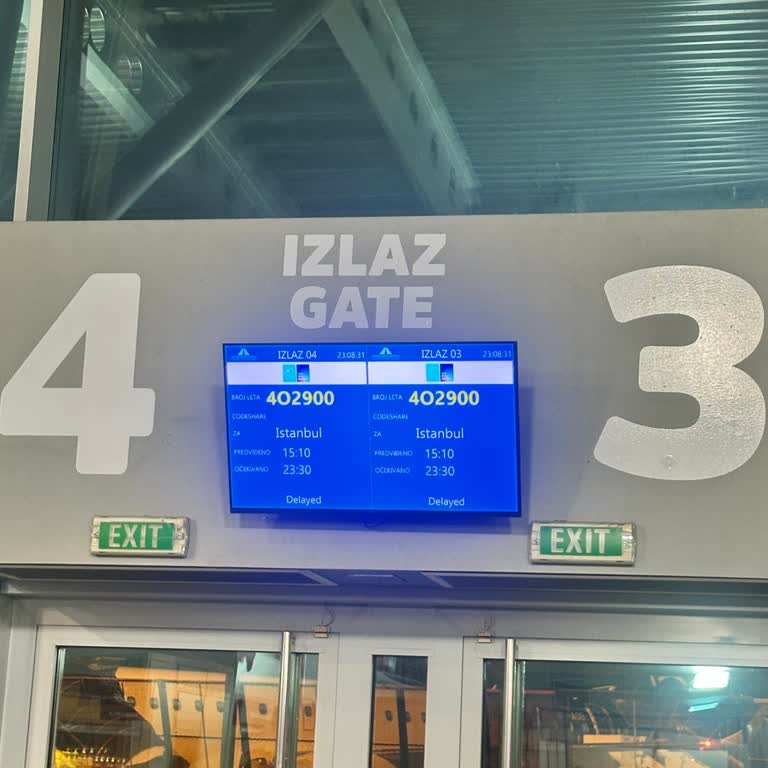 Karadağ'da Havalimanında Saatlerce Bekletildik, Mağdur Edildik