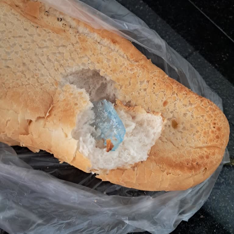 Migros'tan Aldığım Ekmeğin İçinden Poşet Çıktı, Hijyen Kurallarına Uyulmuyor