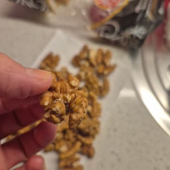 Ağ Bağlamış Ve Kurtlu Cevizler Sağlığımızı Tehdit Ediyor