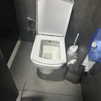 Benzinlikte Ücretli Ve Temiz Olmayan Tuvalet Sorunu