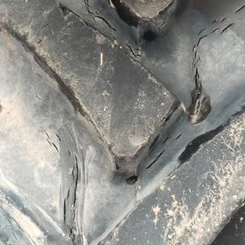 Sıfır Traktörün Lastikleri Çatladı, Çözüm Bekliyorum