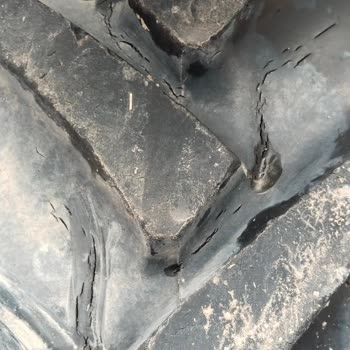 Sıfır Traktörün Lastikleri Çatladı, Çözüm Bekliyorum