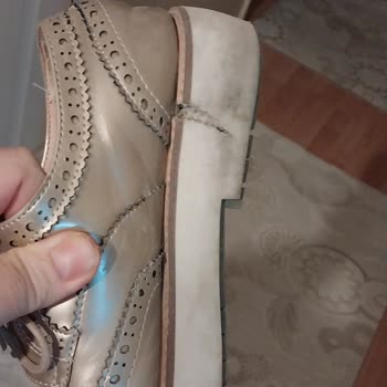 Az Kullanılan Ayakkabının Tabanı Yarıldı