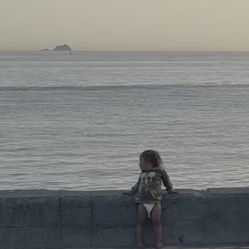 Suadiye Sahilinde Park Halindeki Araçlar Ve Rahatsız Edici Davranışlar