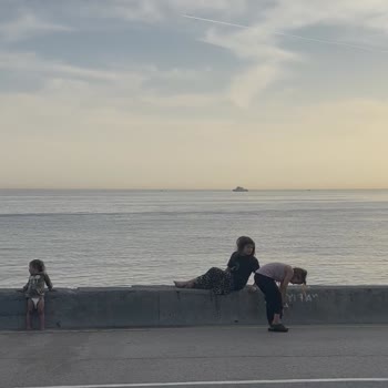 Suadiye Sahilinde Park Halindeki Araçlar Ve Rahatsız Edici Davranışlar