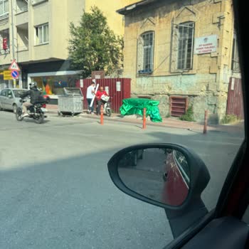 Kaldırımdaki Türbe Yanına Çöp Kovası Konulmasına Tepki