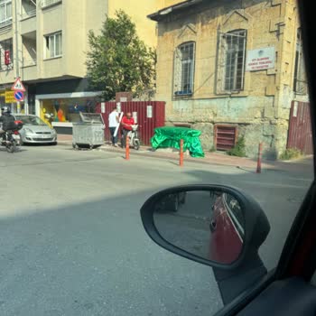 Kaldırımdaki Türbe Yanına Çöp Kovası Konulmasına Tepki