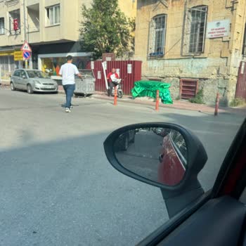 Kaldırımdaki Türbe Yanına Çöp Kovası Konulmasına Tepki