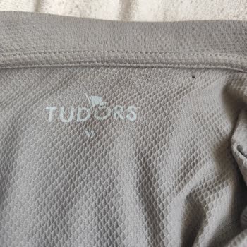 Tudors Tişörtte Beklenmedik Kumaş Yırtılması