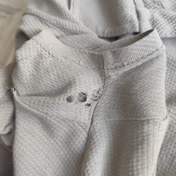 Tudors Tişörtte Beklenmedik Kumaş Yırtılması