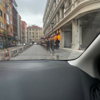Kaldırımları İşgal Eden Kafeler Yüzünden Yayalar İçin Tehlikeli Geçiş